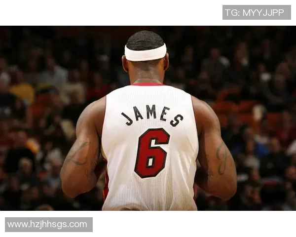 用卫生纸创作足球明星肖像艺术展现运动之美与创意无限