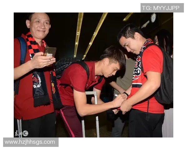 上海足球队团队协作引发热议球迷对战术配合与球员表现展开激烈讨论 上海足球队团队协作引发热议球迷对战术配合与球员表现展开激烈讨论